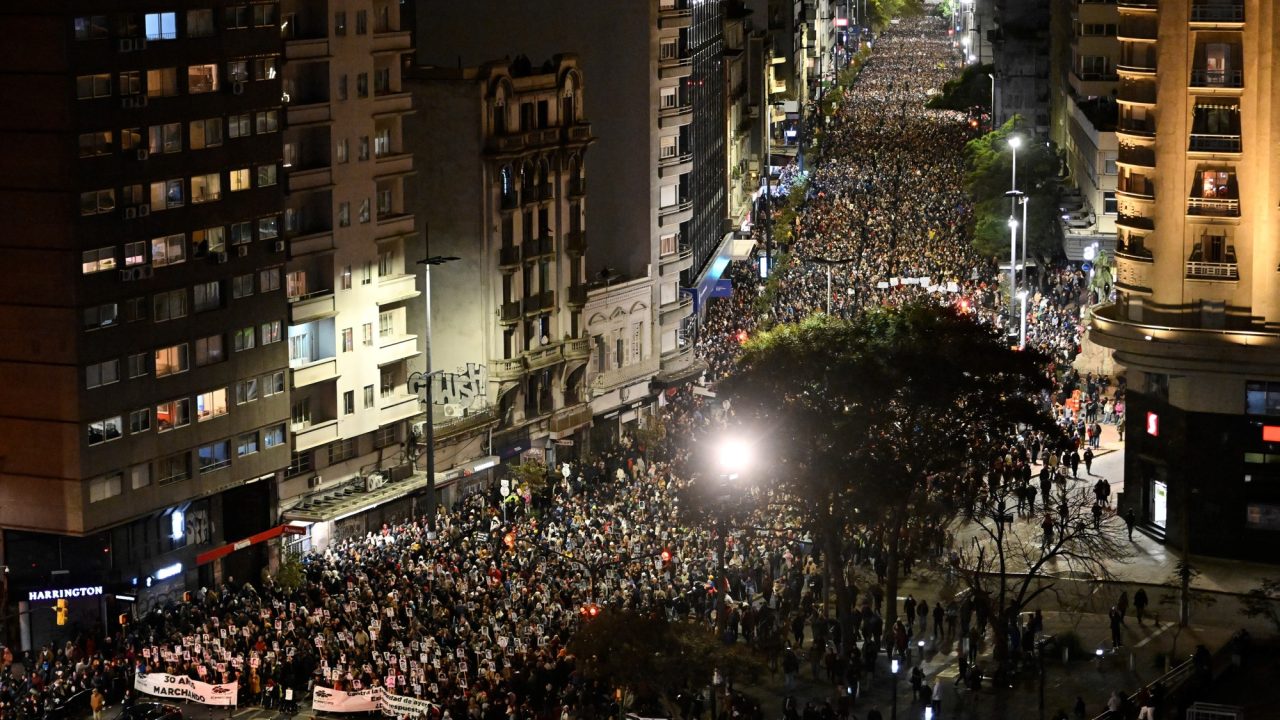Miles de uruguayos marcharon en silencio por los desaparecidos de la dictadura militar