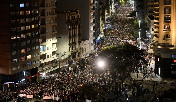 Miles de uruguayos marcharon en silencio por los desaparecidos de la dictadura militar