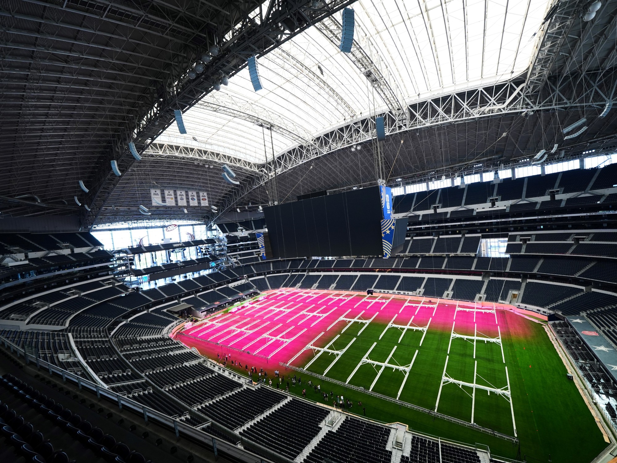Vista del césped natural recién instalado en el AT&T Stadium de Arlington, Texas, sede del Mundial 2026.