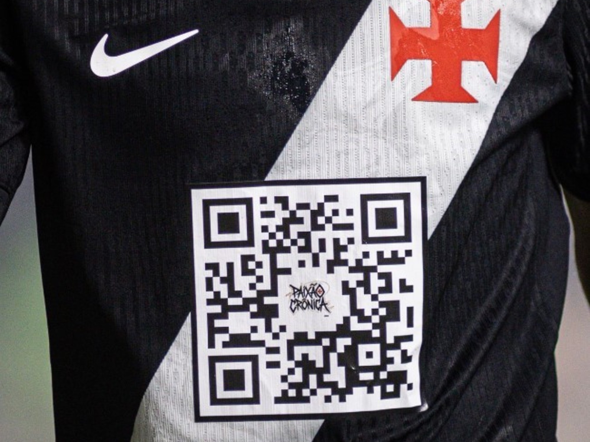 Jugador de Vasco da Gama luciendo la camiseta con un gran código QR en el pecho durante un partido de fútbol.