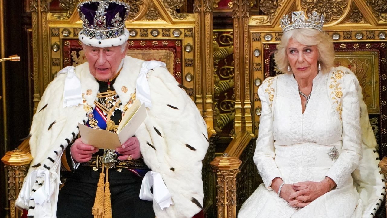 Crisis política en el Reino Unido: Carlos III inaugura el Parlamento en medio de presiones sobre Keir Starmer
