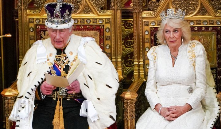 Crisis política en el Reino Unido: Carlos III inaugura el Parlamento en medio de presiones sobre Keir Starmer