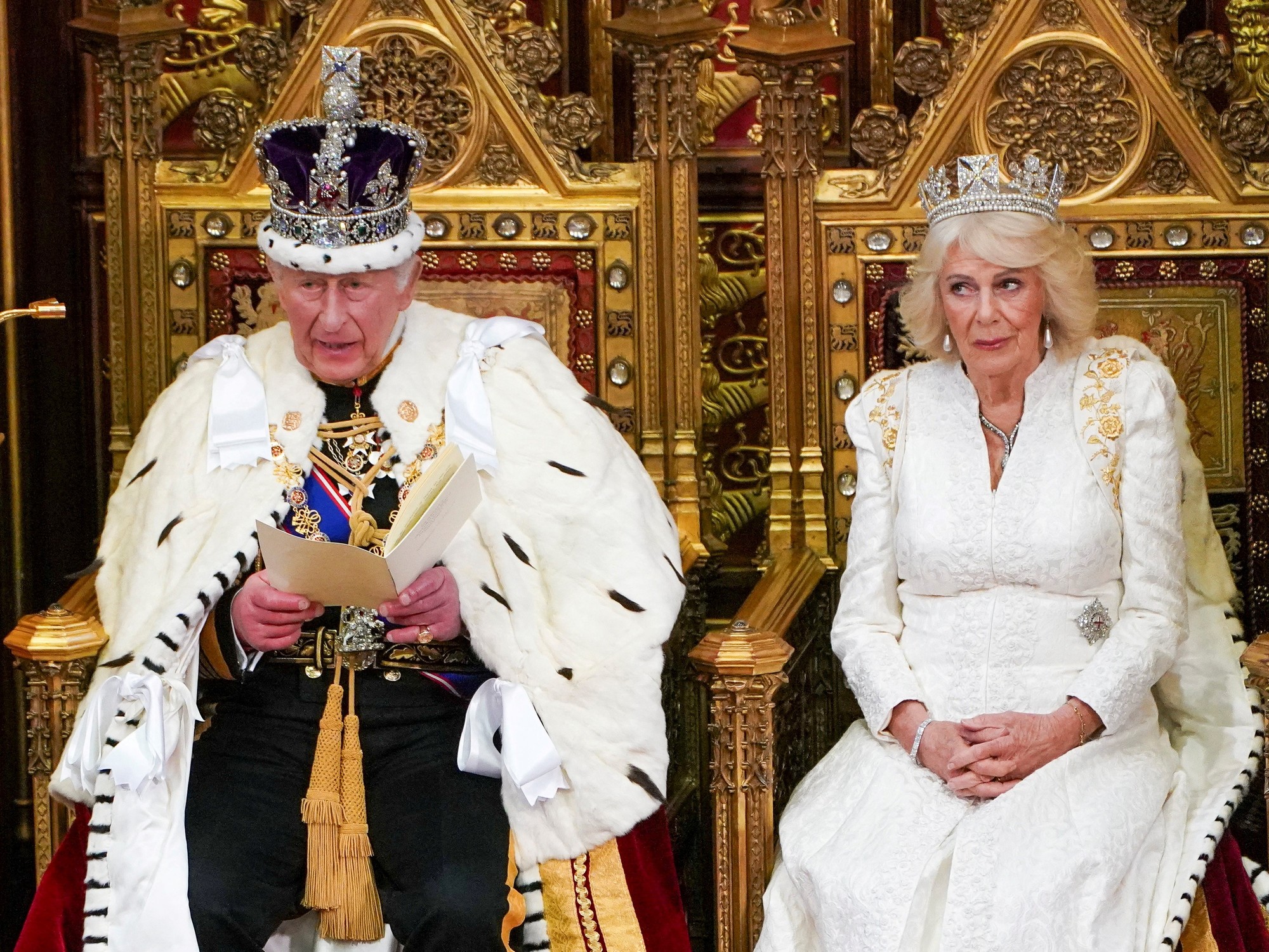 El rey Carlos III y la reina Camilla en la apertura del Parlamento Británico.
