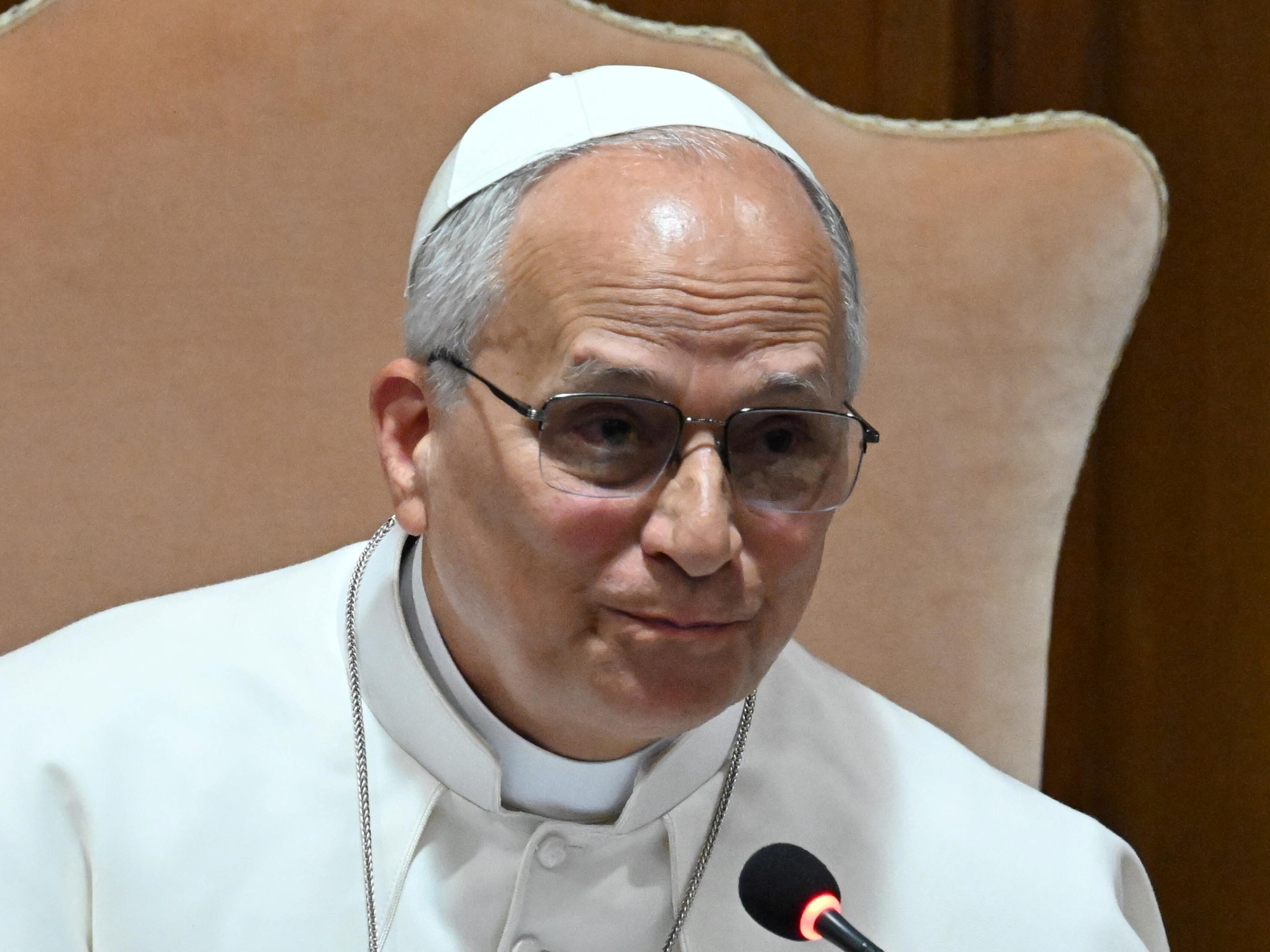El Papa León XIV se dirige a la audiencia durante la presentación de su encíclica en el Vaticano.