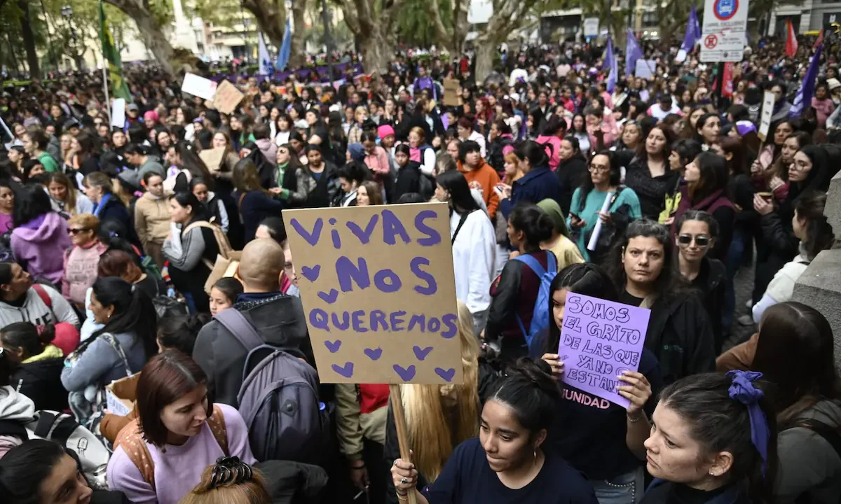 Multitudinaria marcha contra la violencia de género en el Congreso; Milei defendió el retiro del pliego de Michelli