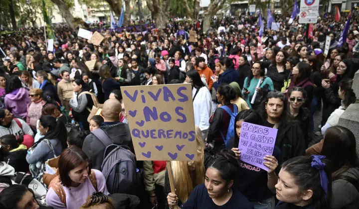 Multitudinaria marcha contra la violencia de género en el Congreso; Milei defendió el retiro del pliego de Michelli