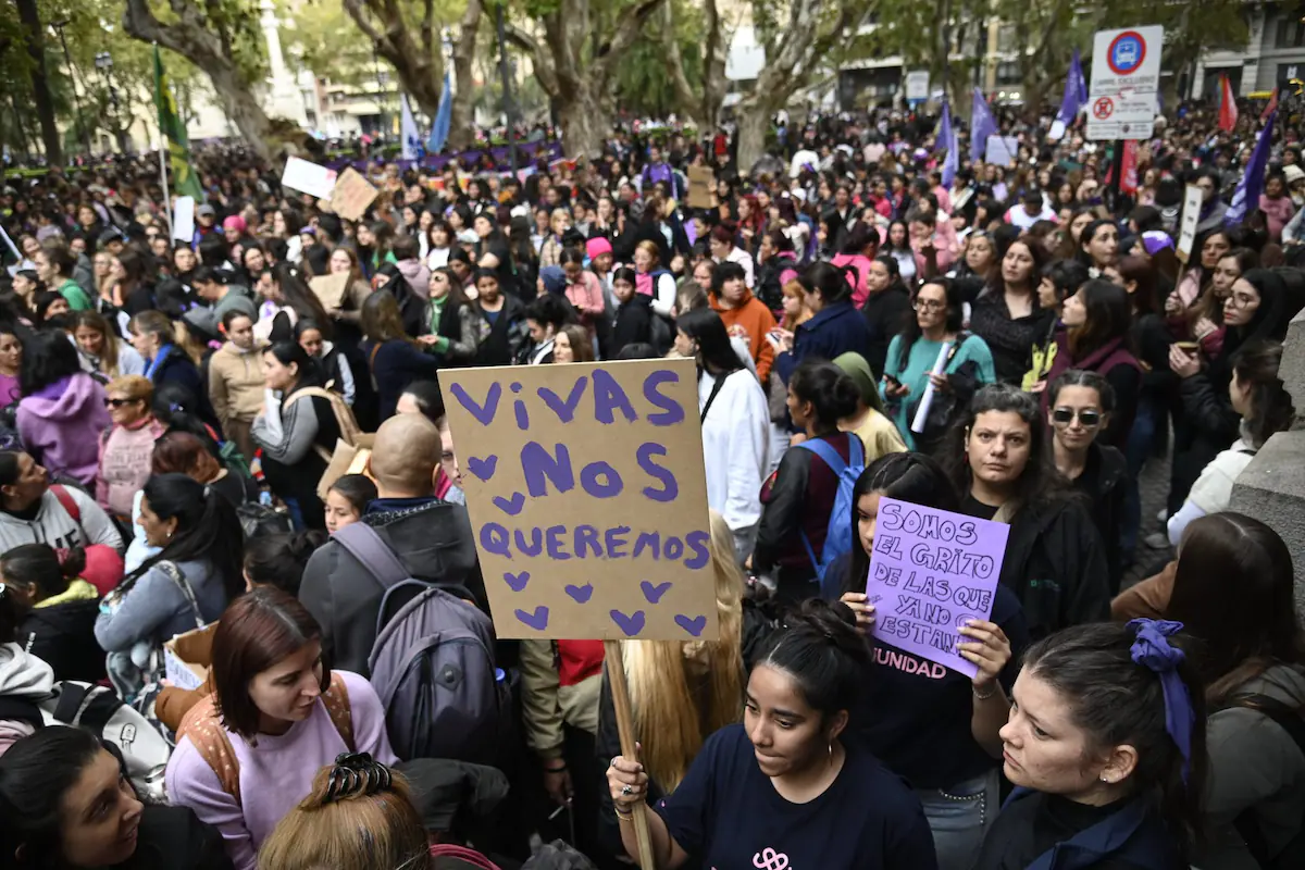 Multitud de personas manifestándose frente al edificio del Congreso Nacional en Argentina.