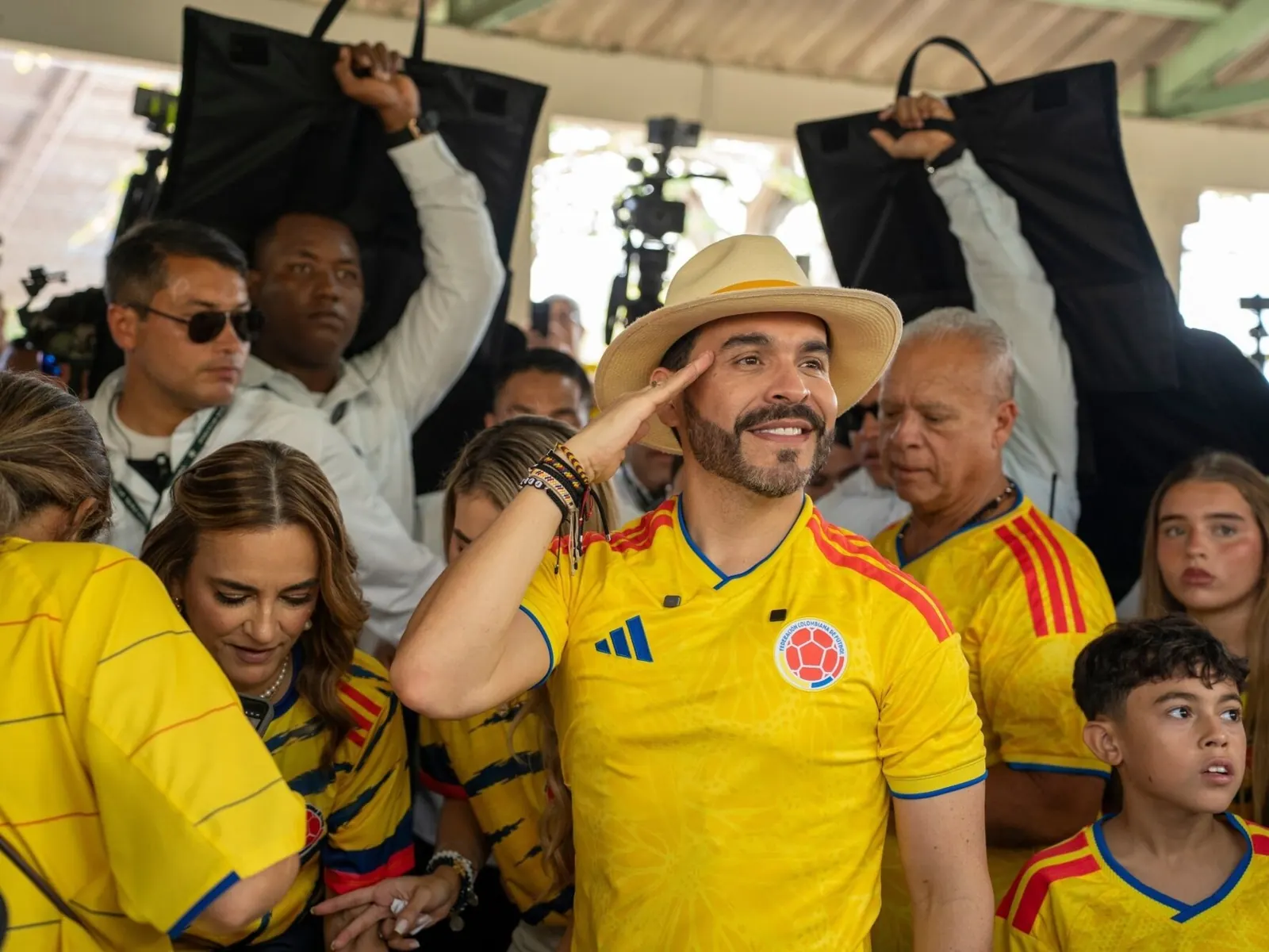 Abelardo de la Espriella, nuevo presidente de Colombia, saludando a sus simpatizantes.