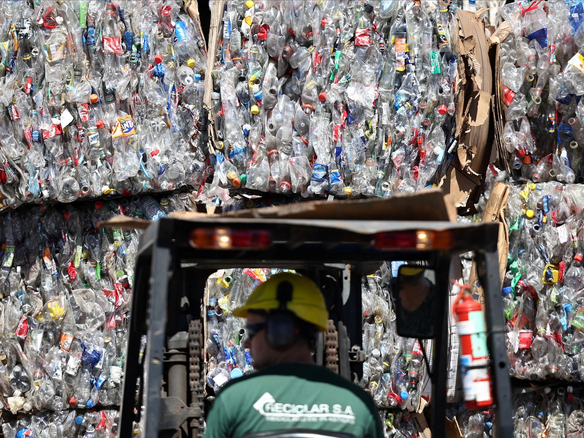 Montañas de botellas de plástico esperando ser procesadas en un centro de reciclaje en Argentina.