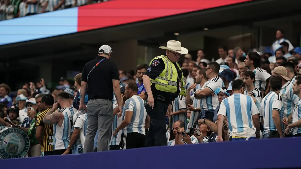 Argentina prohíbe el ingreso a eventos deportivos a cuatro hinchas tras incidentes en el Mundial