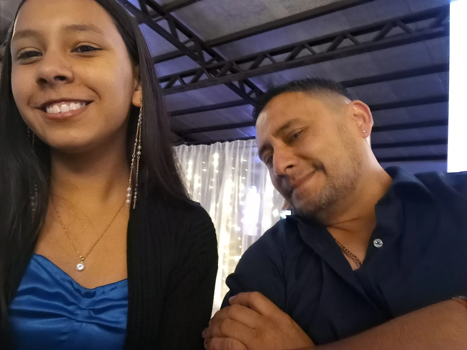 Gabriel Vega, padre de Agostina Vega, sostiene una foto de su hija en un gesto de recuerdo y dolor.