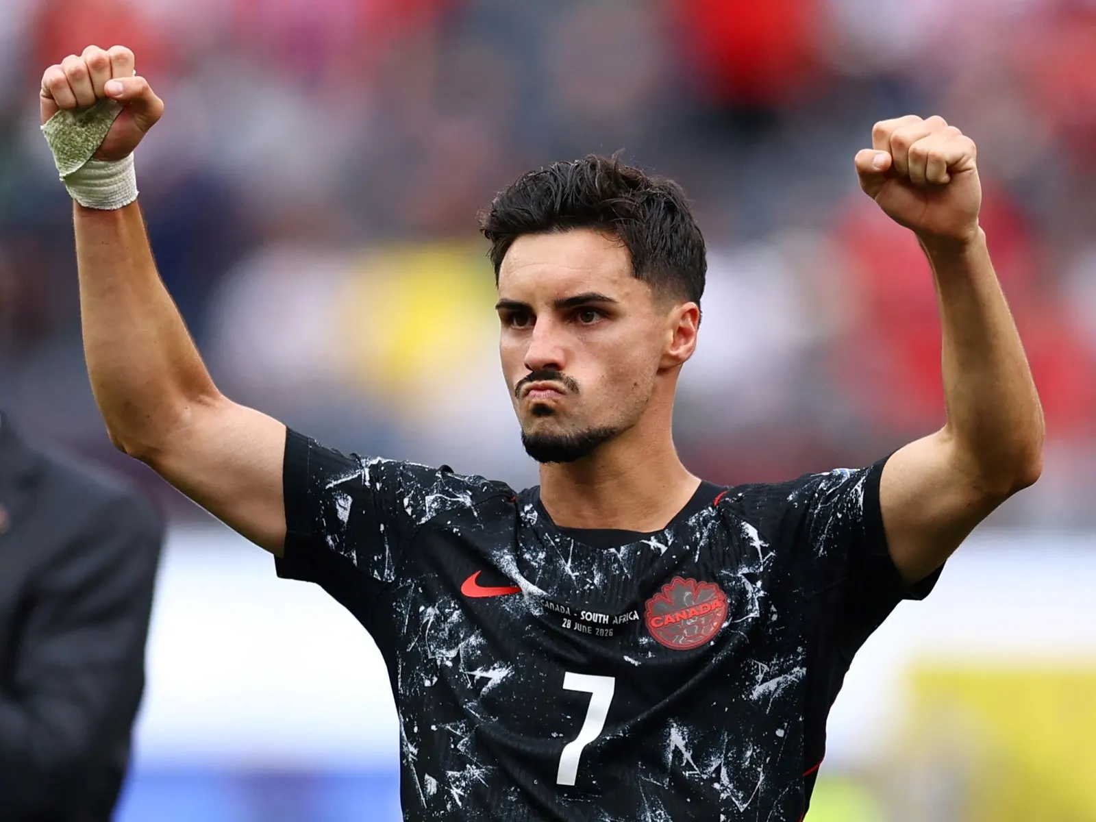 Stephen Eustáquio, capitán de Canadá, celebra tras anotar el gol que clasifica a su equipo a los octavos de final del Mundial 2026 contra Sudáfrica.