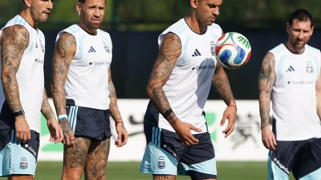 La cuenta regresiva para Lionel Scaloni ha comenzado. El entrenador de la Selección Argentina tiene tres entrenamientos cruciales para defin