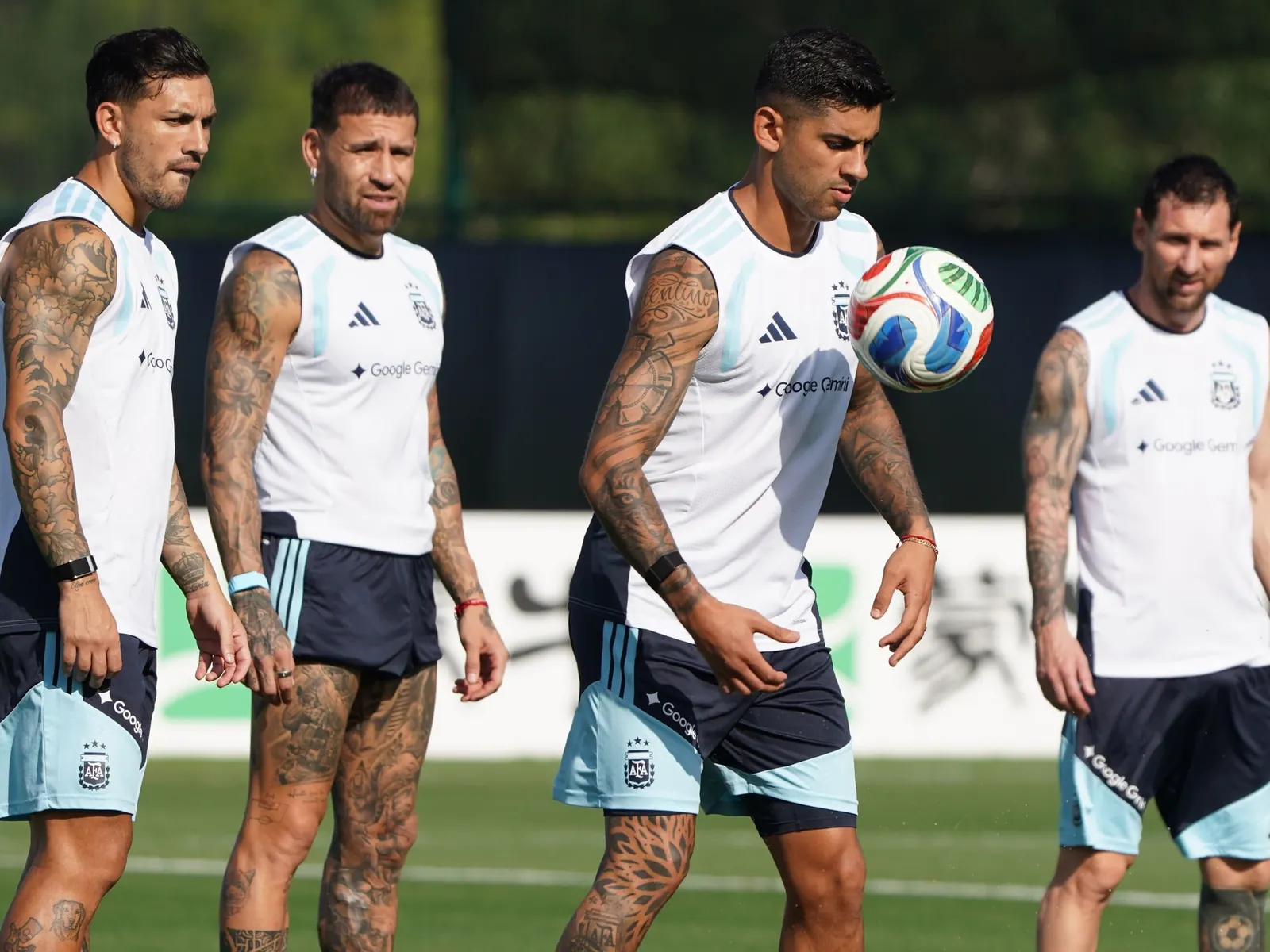 Jugadores de la Selección Argentina entrenando en la previa del partido contra Cabo Verde.