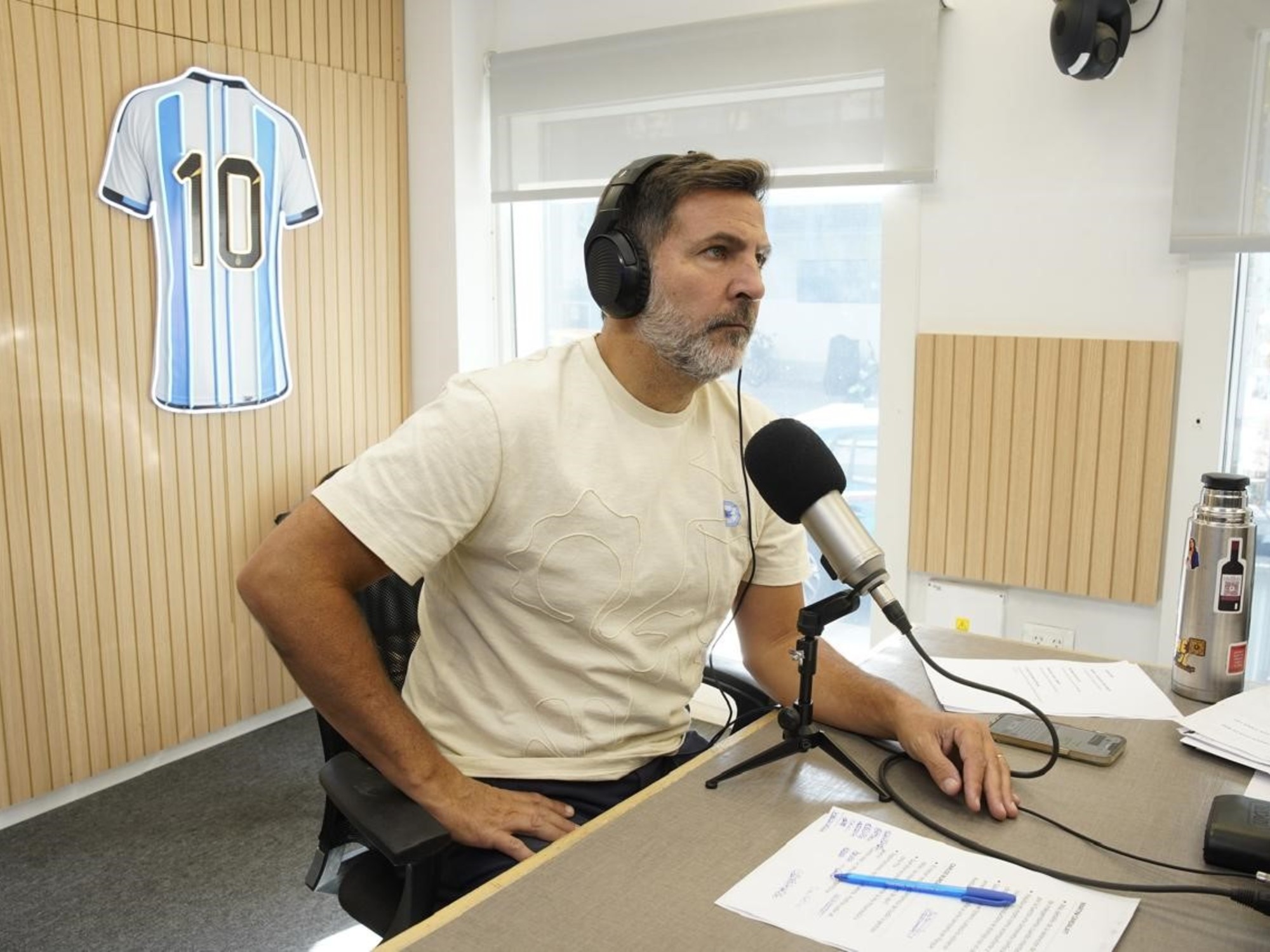 Periodista deportivo Toti Pasman durante una entrevista en Argentina