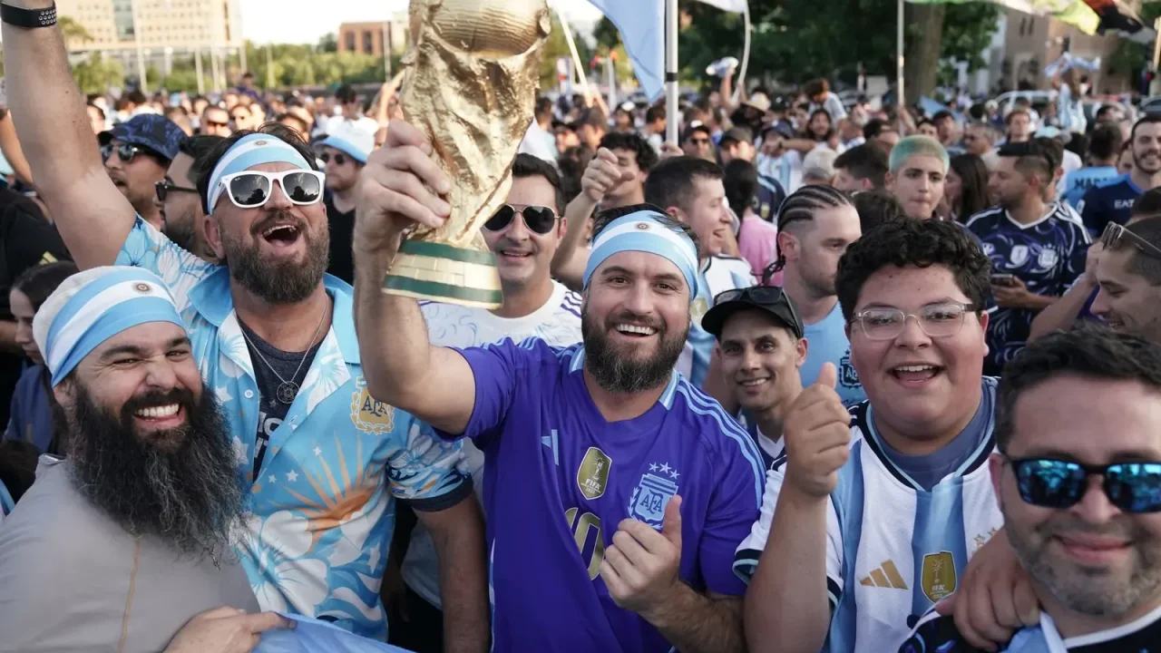 El fútbol argentino vive un momento de éxtasis. Con el inicio de una nueva Copa del Mundo, el país entero se detiene para seguir de cerca ca