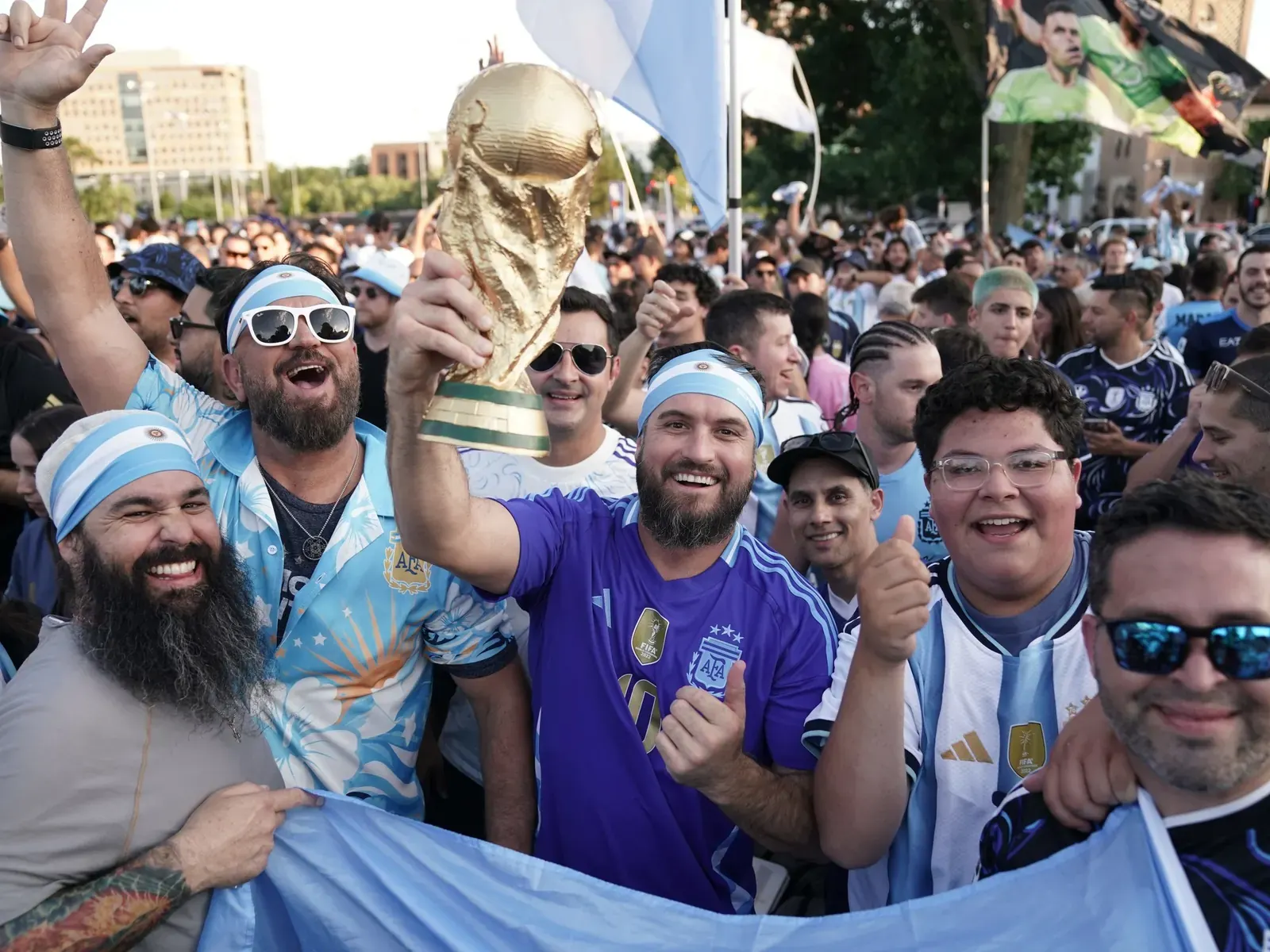 Grupo de hinchas argentinos ondeando banderas y celebrando en un banderazo masivo.