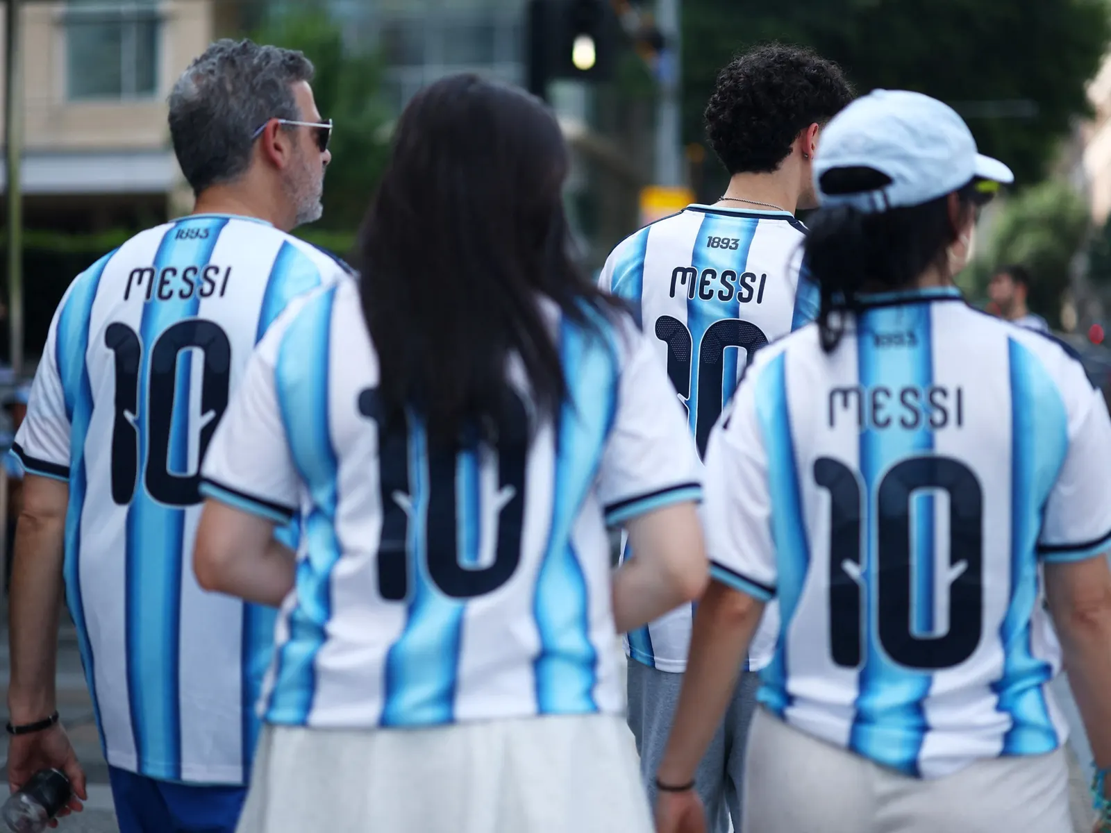 Jugadores de la Selección Argentina de fútbol realizando ejercicios de calentamiento en el campo de juego previo al partido contra Austria.