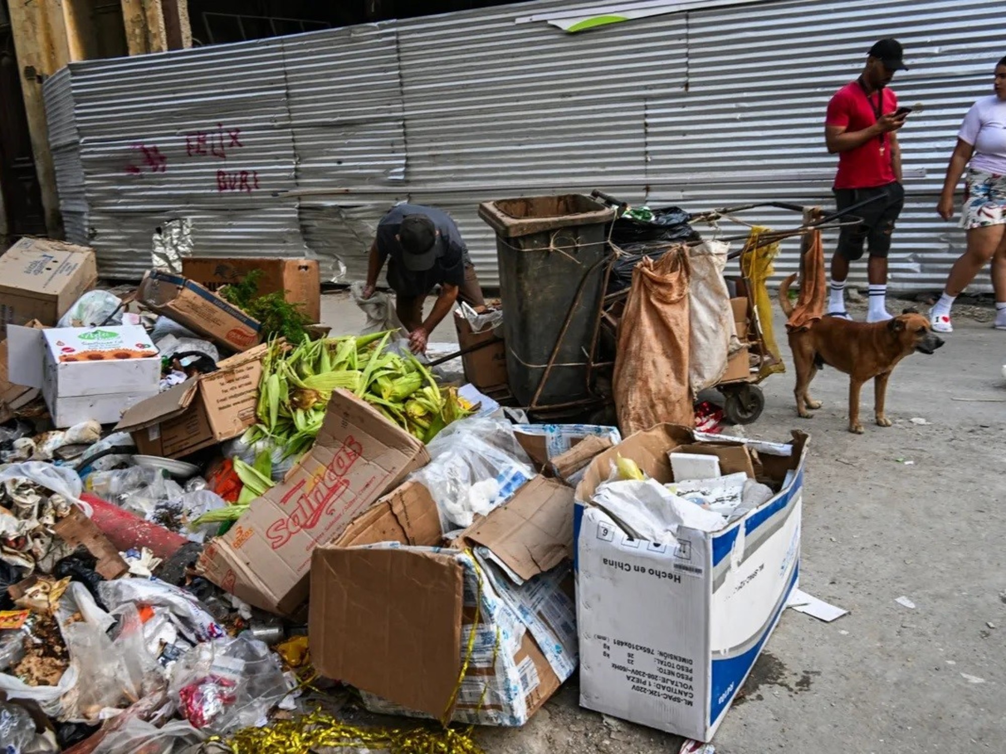 Montañas de basura acumuladas en las calles de La Habana, Cuba, con contenedores desbordados y escasa presencia de vehículos de recolección.