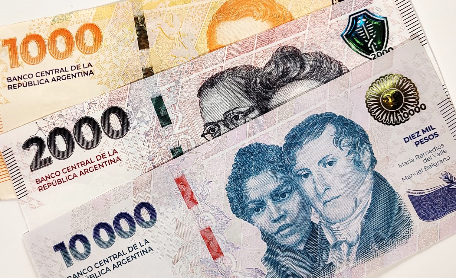 Representación gráfica del gasto público en Argentina y el edificio del Ministerio de Economía.