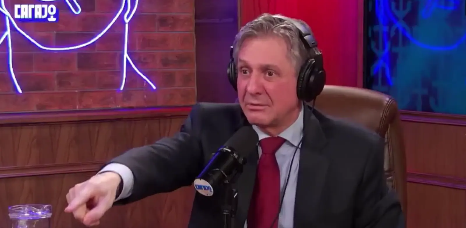 Emiliano "Dibu" Martínez, arquero de la Selección Argentina, hablando en inglés con medios internacionales.