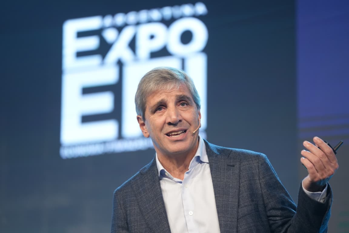 Germán Martínez, jefe de bloque de Unión por la Patria, y Luis Caputo, Ministro de Economía de Argentina, durante un debate político.