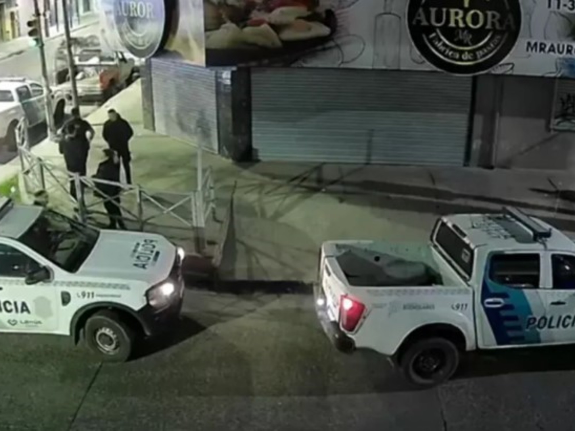 Efectivos policiales observando los techos de una fábrica de pastas en Lanús tras un robo.