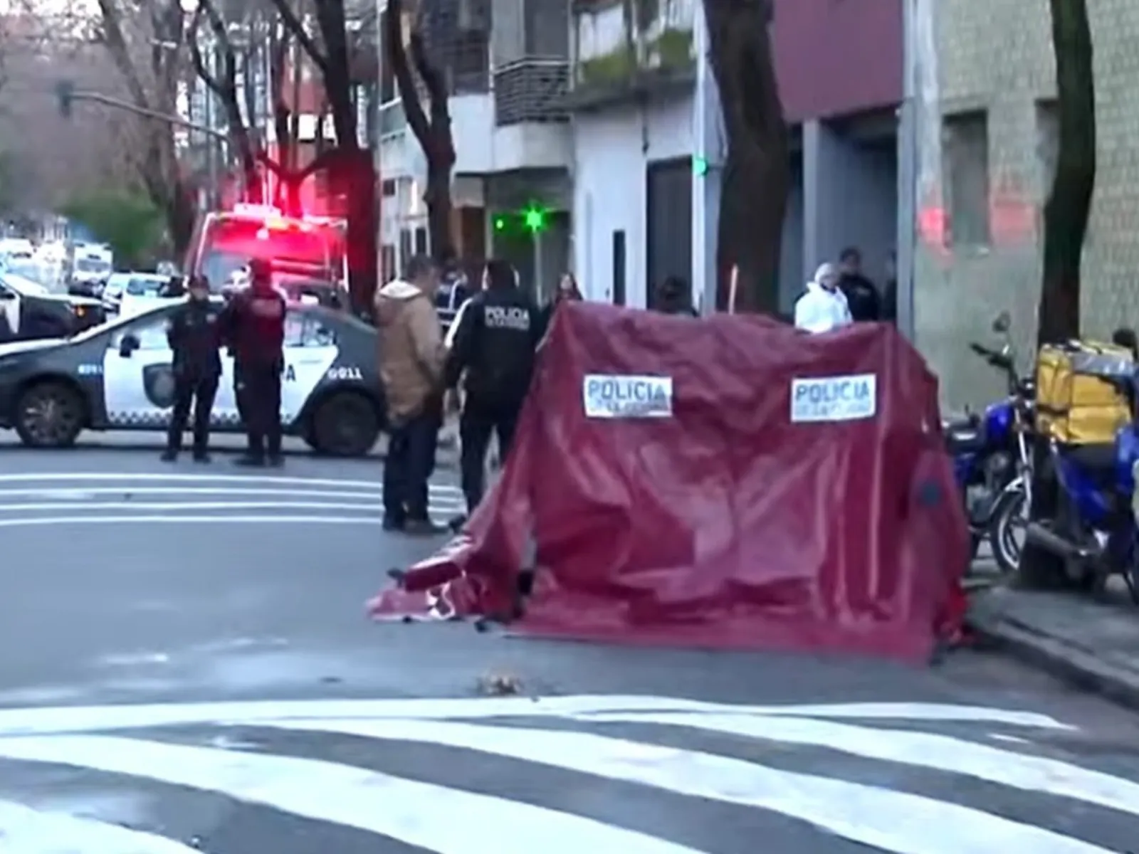 Policía de la Ciudad acordonando el área de un crimen en el barrio de San Cristóbal.
