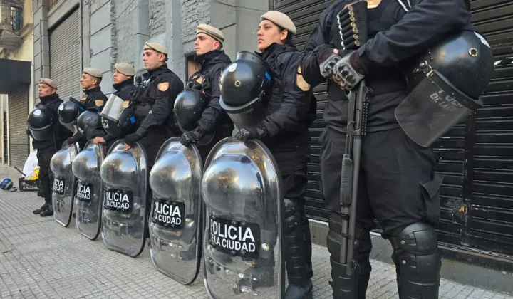 Recuperan dos propiedades usurpadas en Balvanera y La Boca tras una década