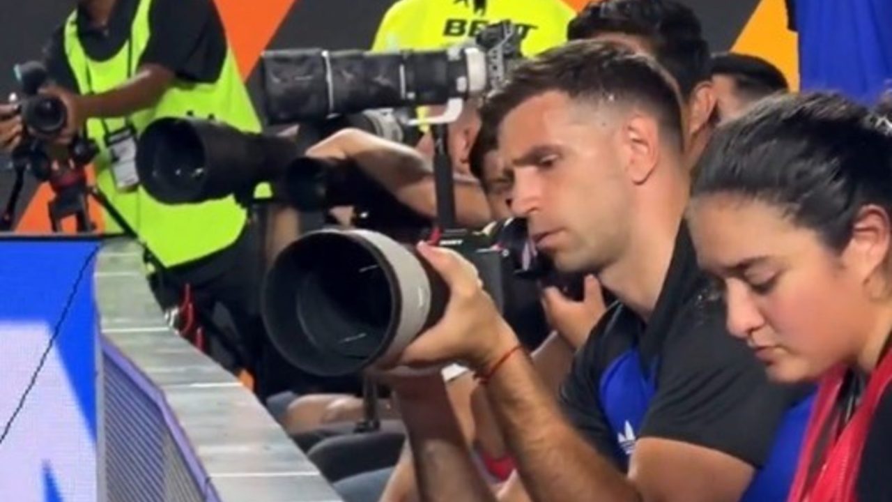 Dibu Martínez sorprende: de arquero a fotógrafo en el amistoso de Argentina
