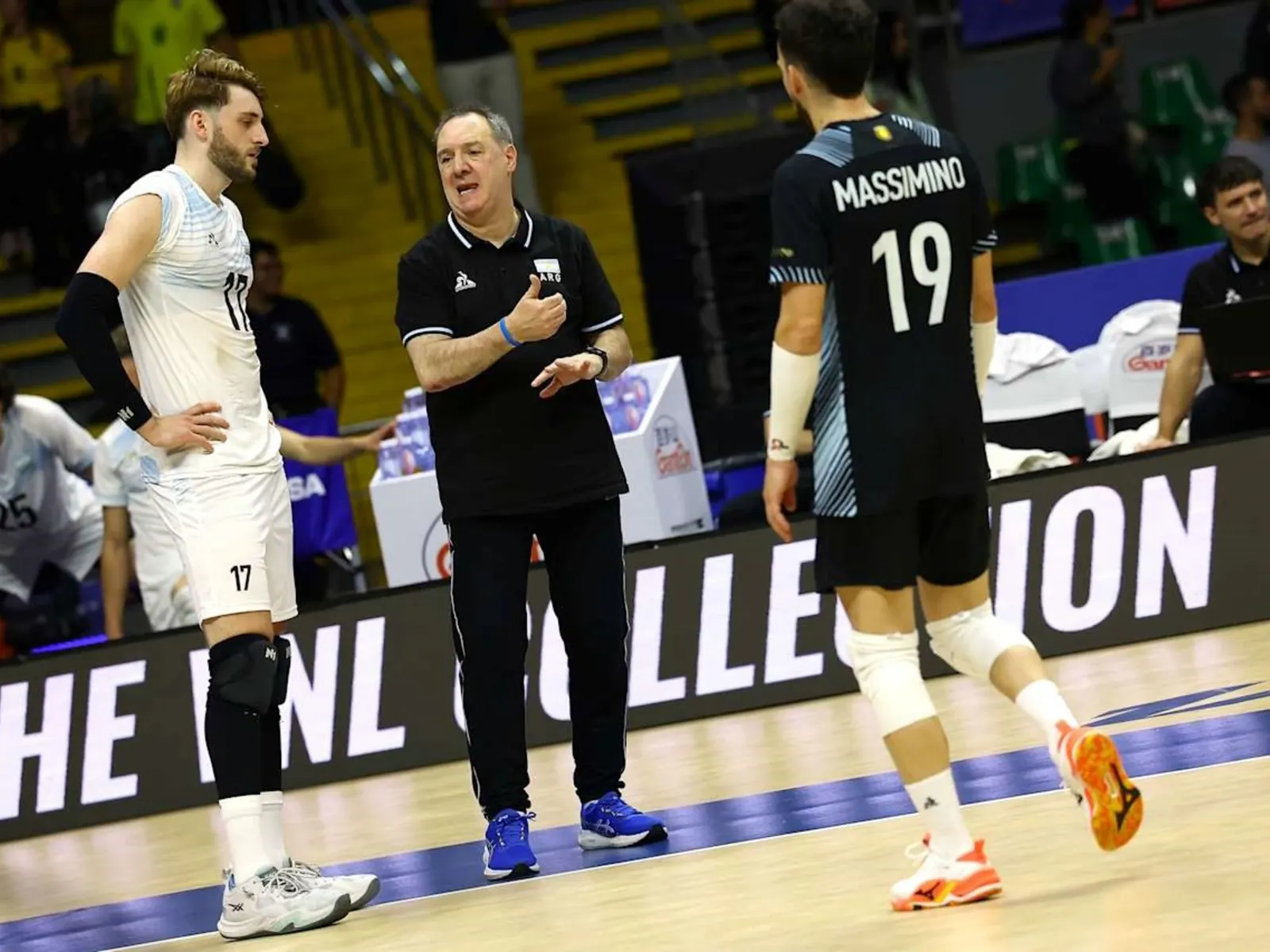 Horacio Dileo, entrenador principal de la Selección Argentina de Vóley, dando indicaciones a los jugadores durante un partido.