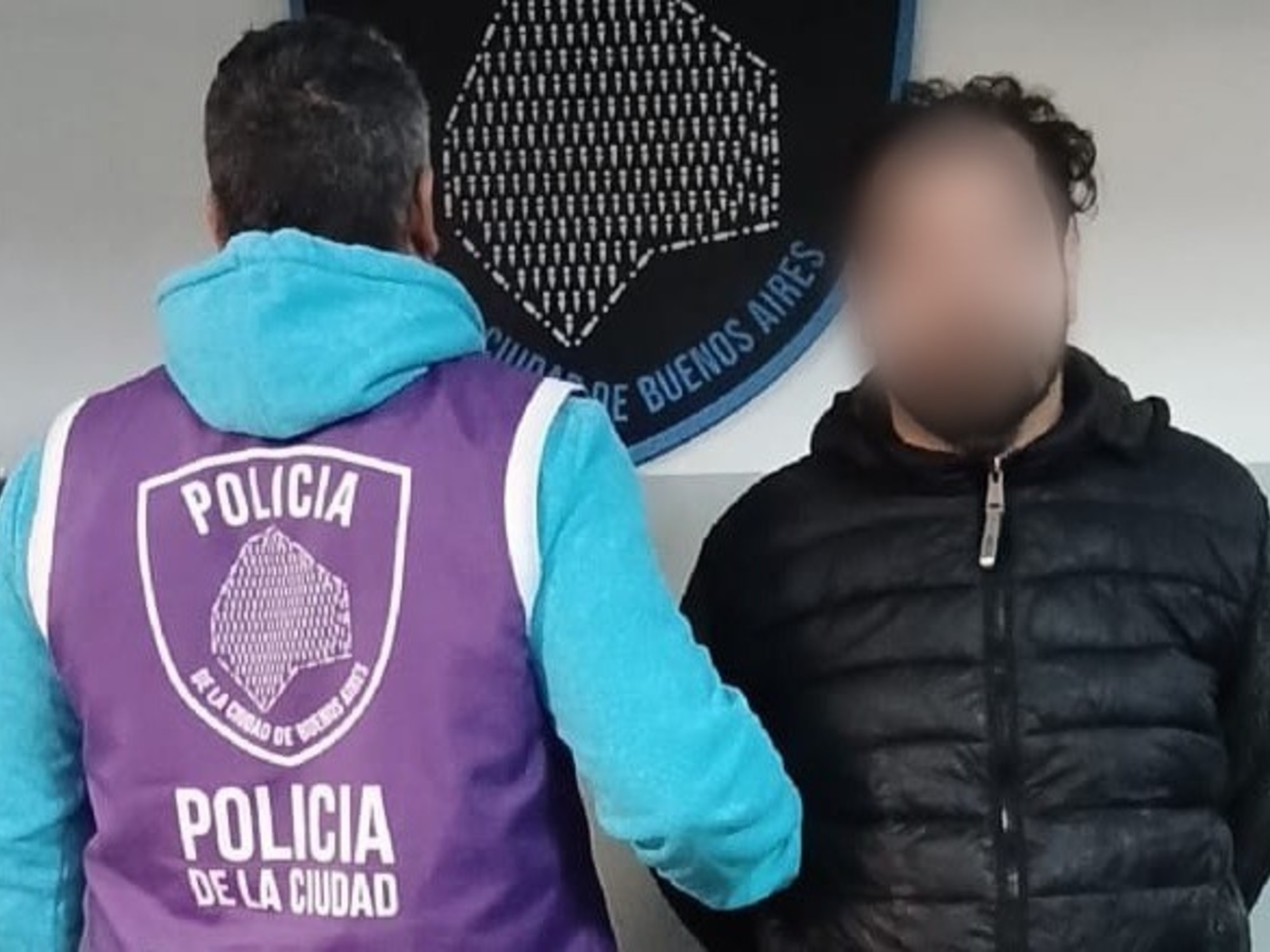 Policía de la Ciudad realizando un procedimiento en la vía pública de Buenos Aires.