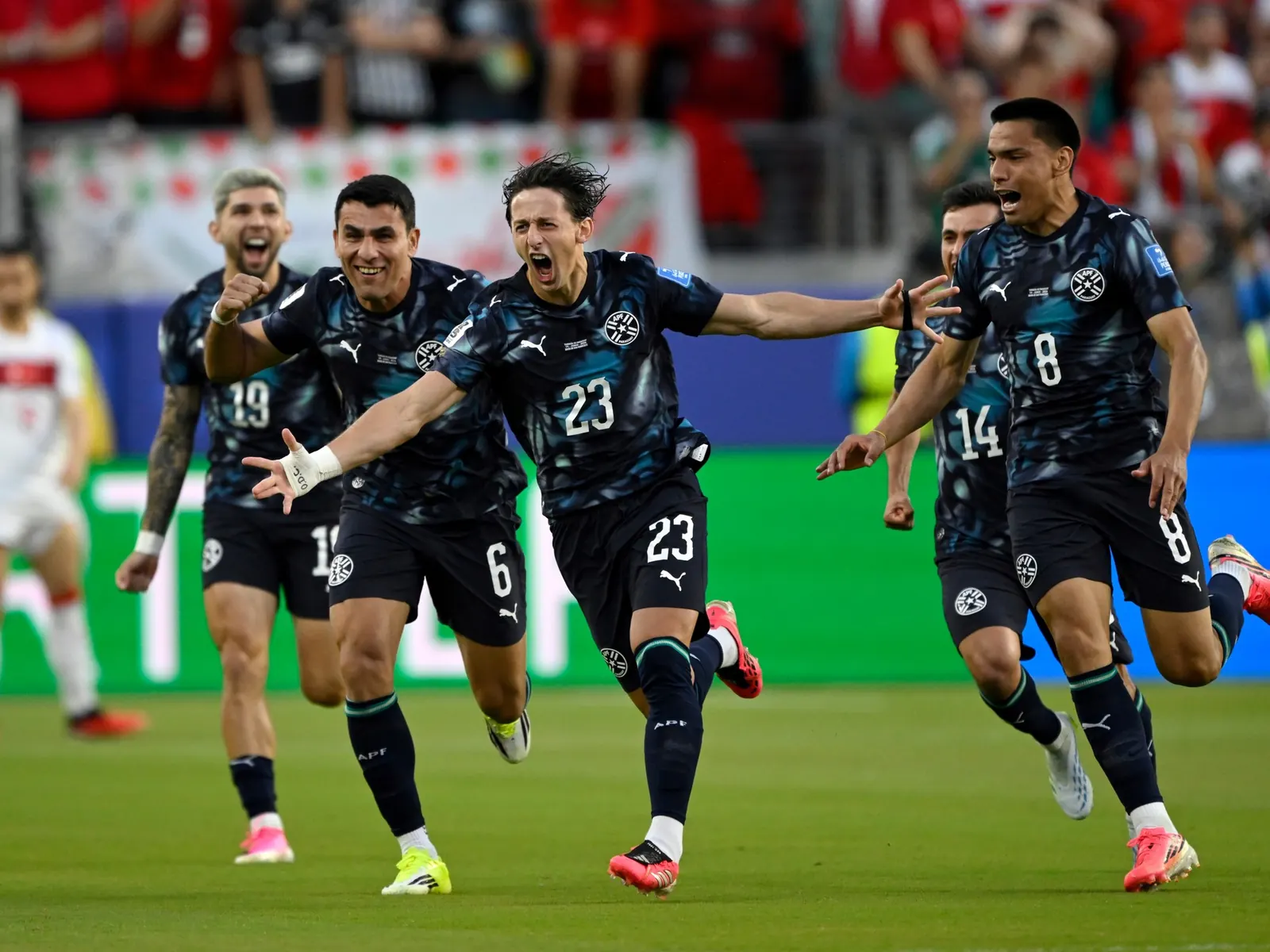 Matías Galarza celebra tras anotar un gol para la selección de Paraguay.
