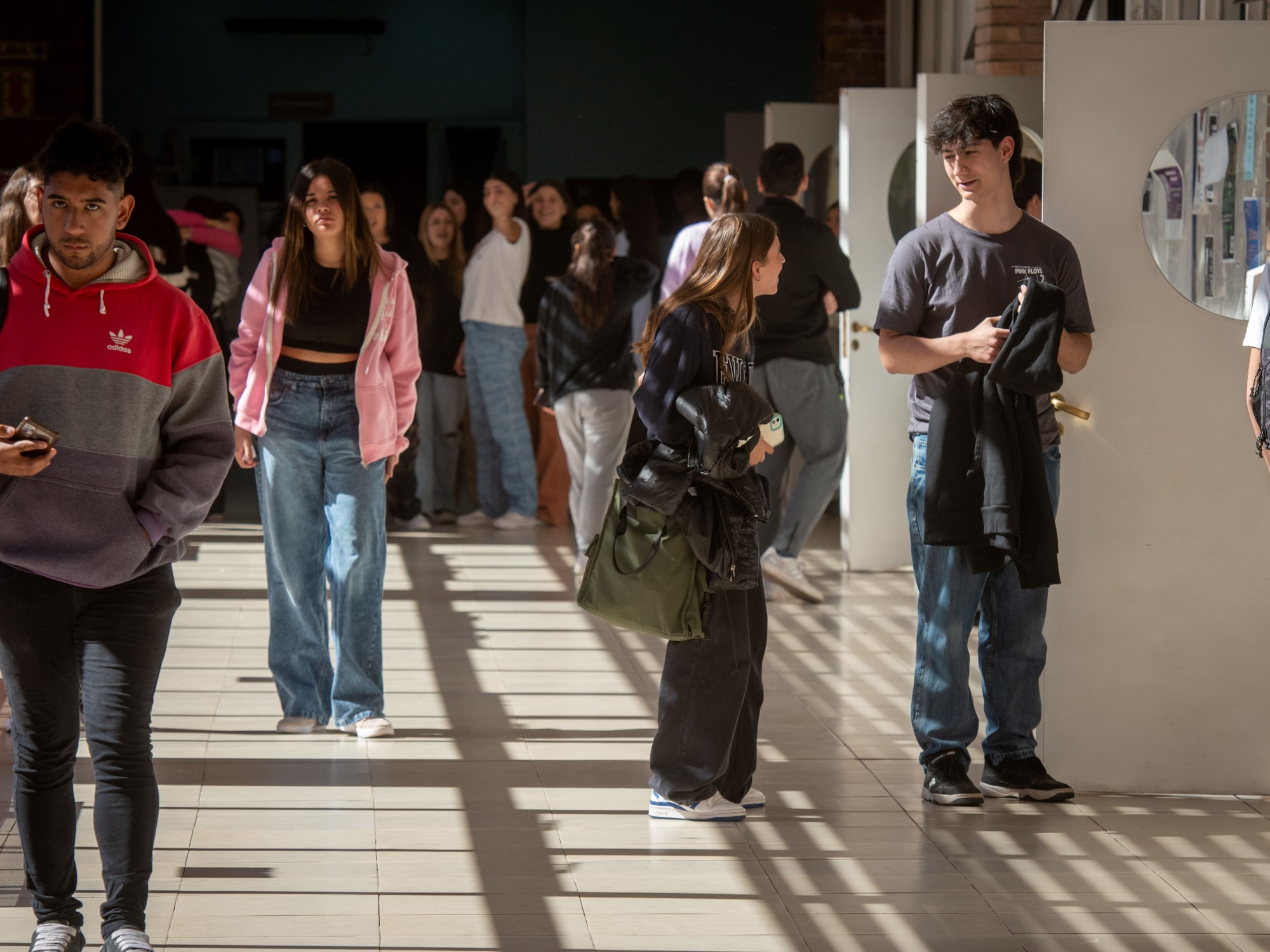 Estudiantes tomando clases en el interior de una universidad argentina.