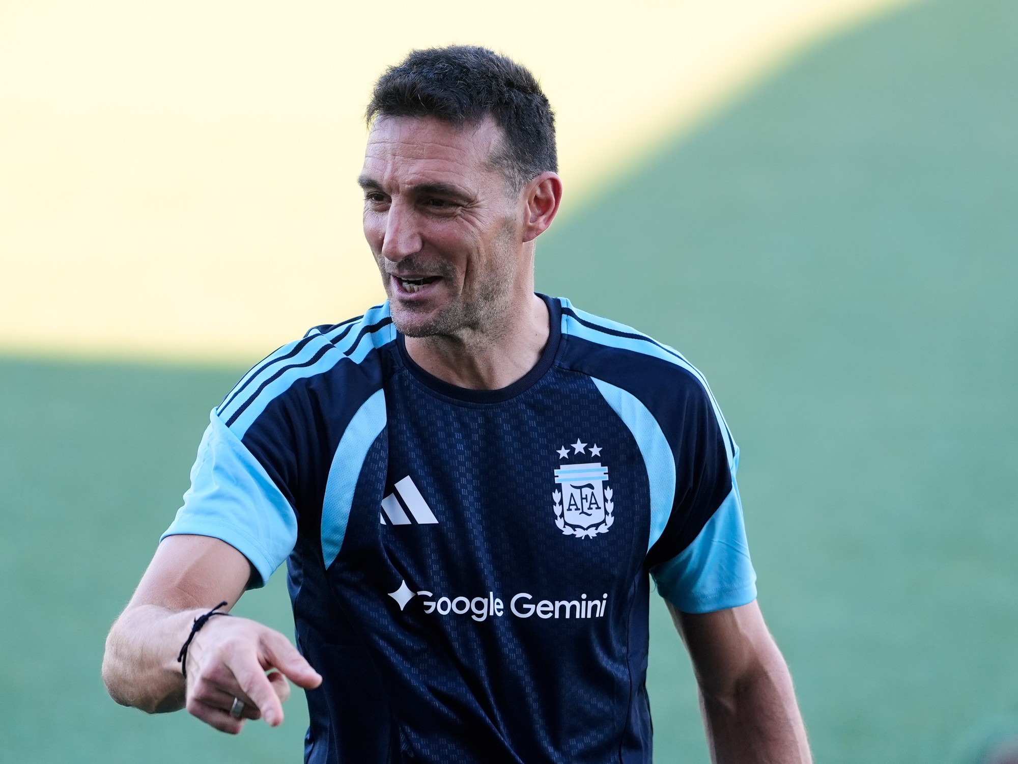 Jugadores de la Selección Argentina entrenando en el campo de juego, preparándose para el Mundial 2026.