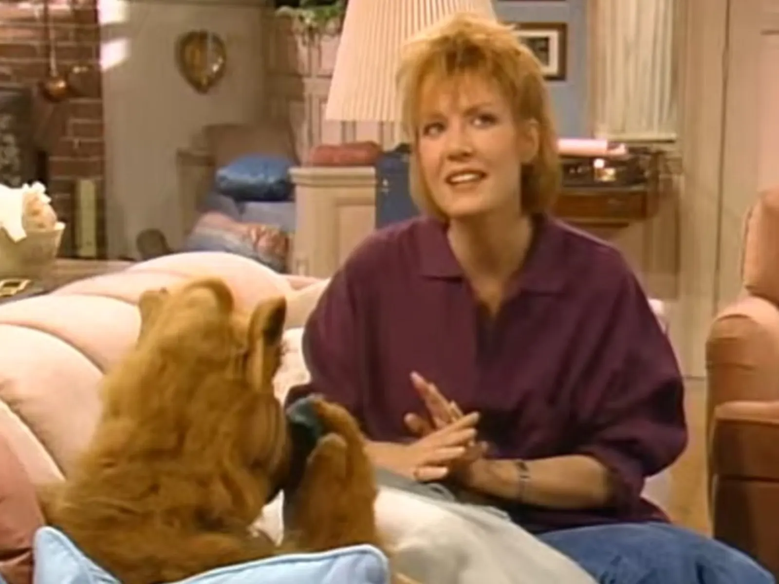 Anne Schedeen interpretando a Kate Tanner, la madre de la familia Tanner, junto al personaje de Alf.