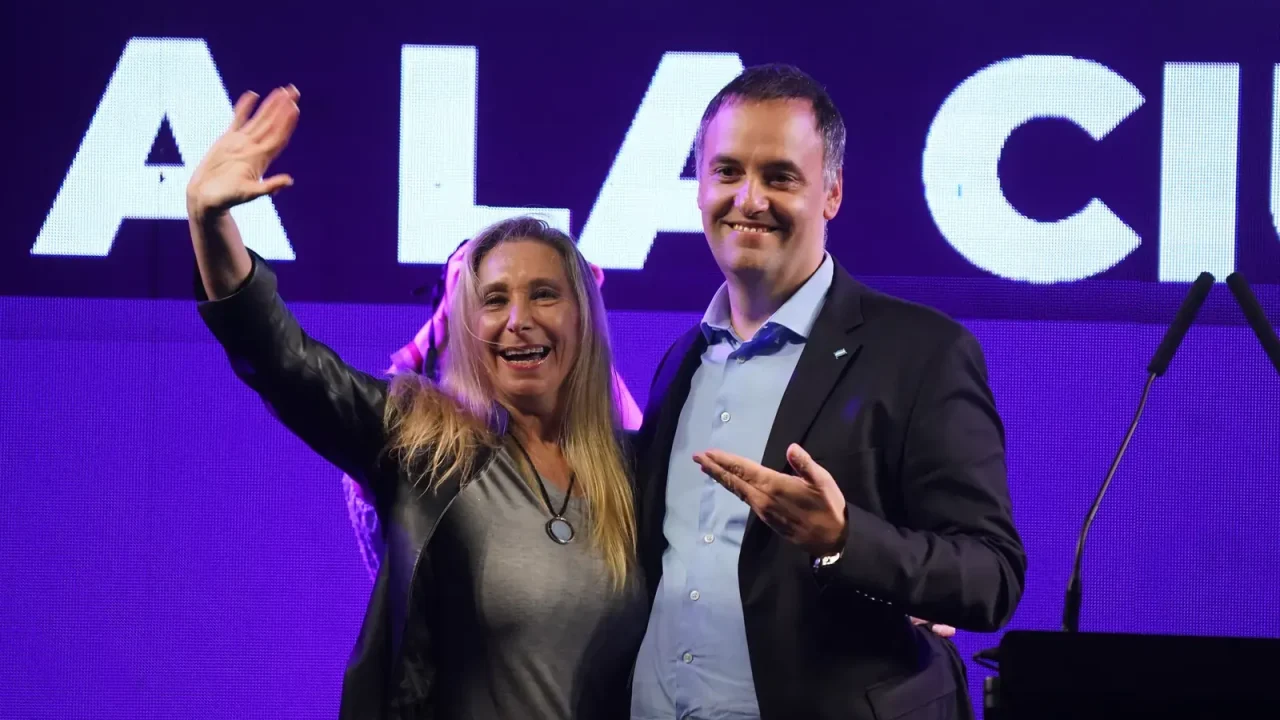 El Jefe de Gabinete, Manuel Adorni, se encuentra en el centro de una tormenta política y judicial. Las investigaciones en su contra plantean