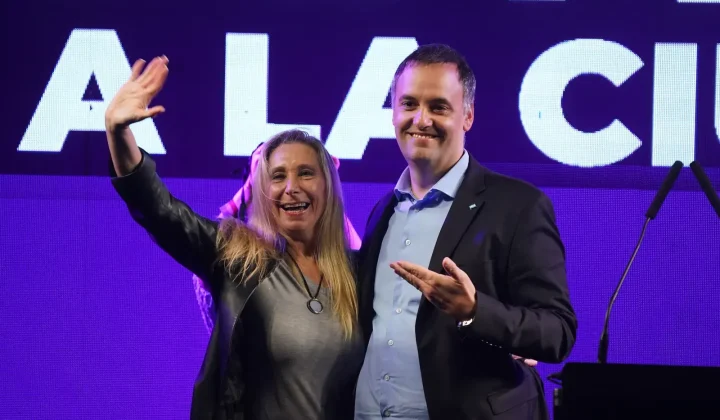 El Jefe de Gabinete, Manuel Adorni, se encuentra en el centro de una tormenta política y judicial. Las investigaciones en su contra plantean