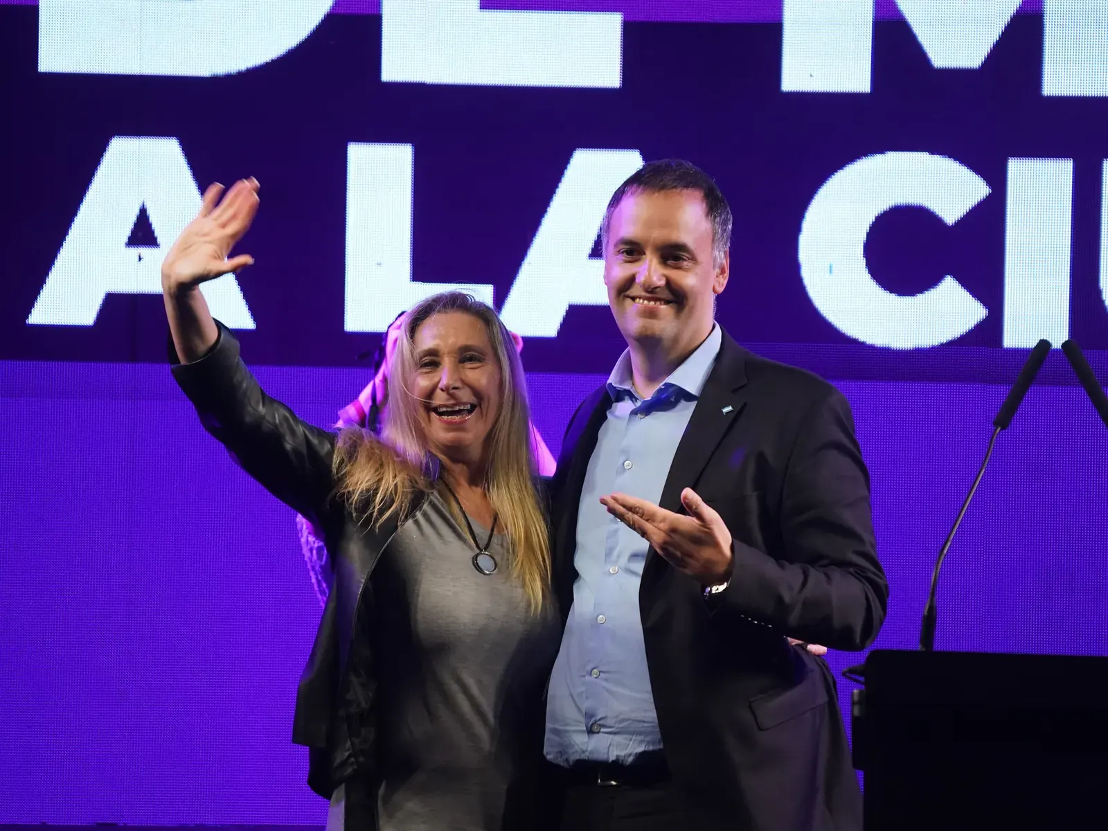 Imagen de Karina Milei y Manuel Adorni juntos en un evento oficial en Argentina.