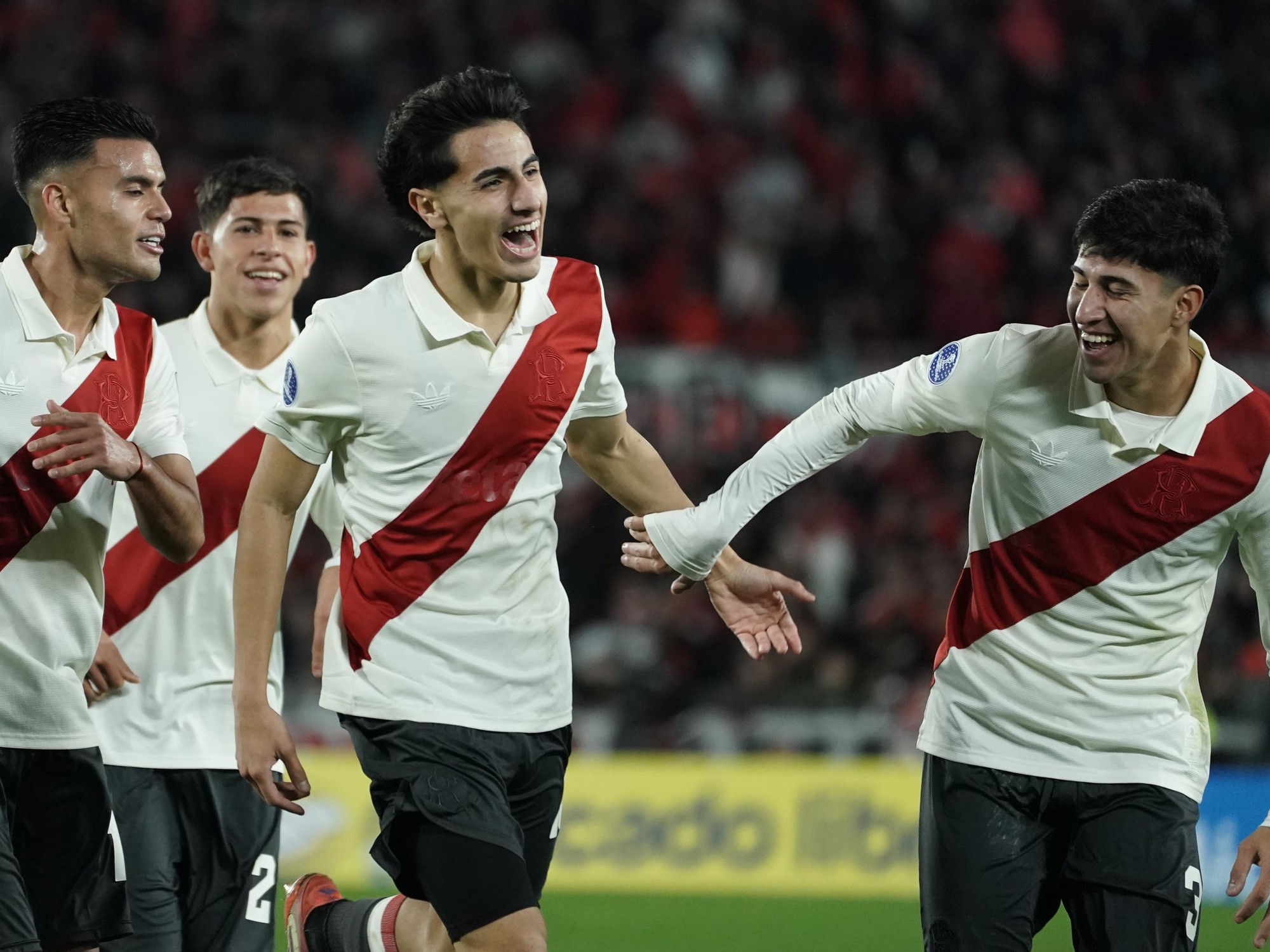 Nicolás Otamendi, futbolista campeón del mundo, posa con su contrato recién firmado con River Plate.