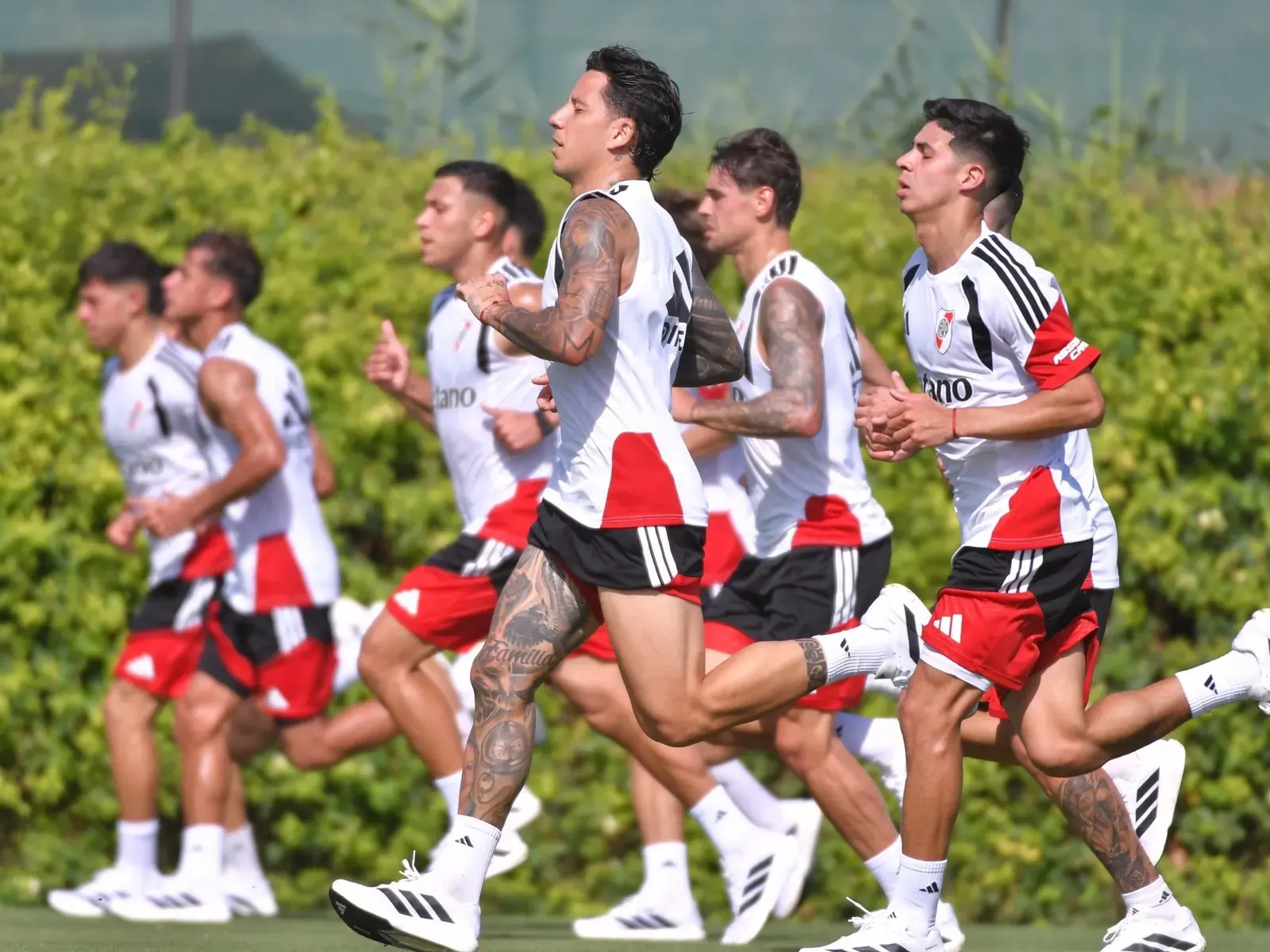 Jugadores de River Plate entrenando en las canchas del complejo La Finca Resort en Alicante, España.