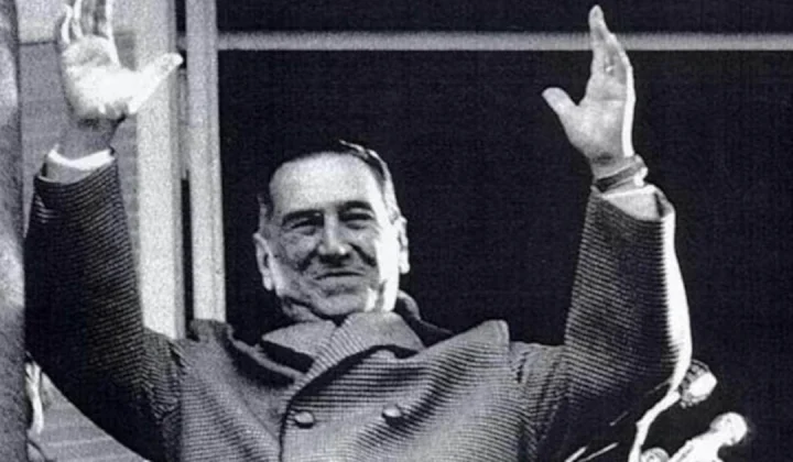 El 12 de junio de 1974, en una fría jornada de otoño, Juan Domingo Perón se presentó por última vez en el balcón de la Casa Rosada para diri