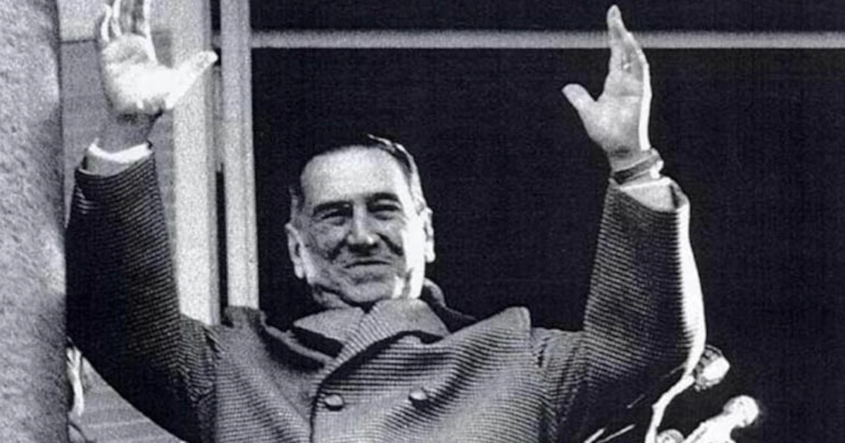 El 12 de junio de 1974, en una fría jornada de otoño, Juan Domingo Perón se presentó por última vez en el balcón de la Casa Rosada para diri