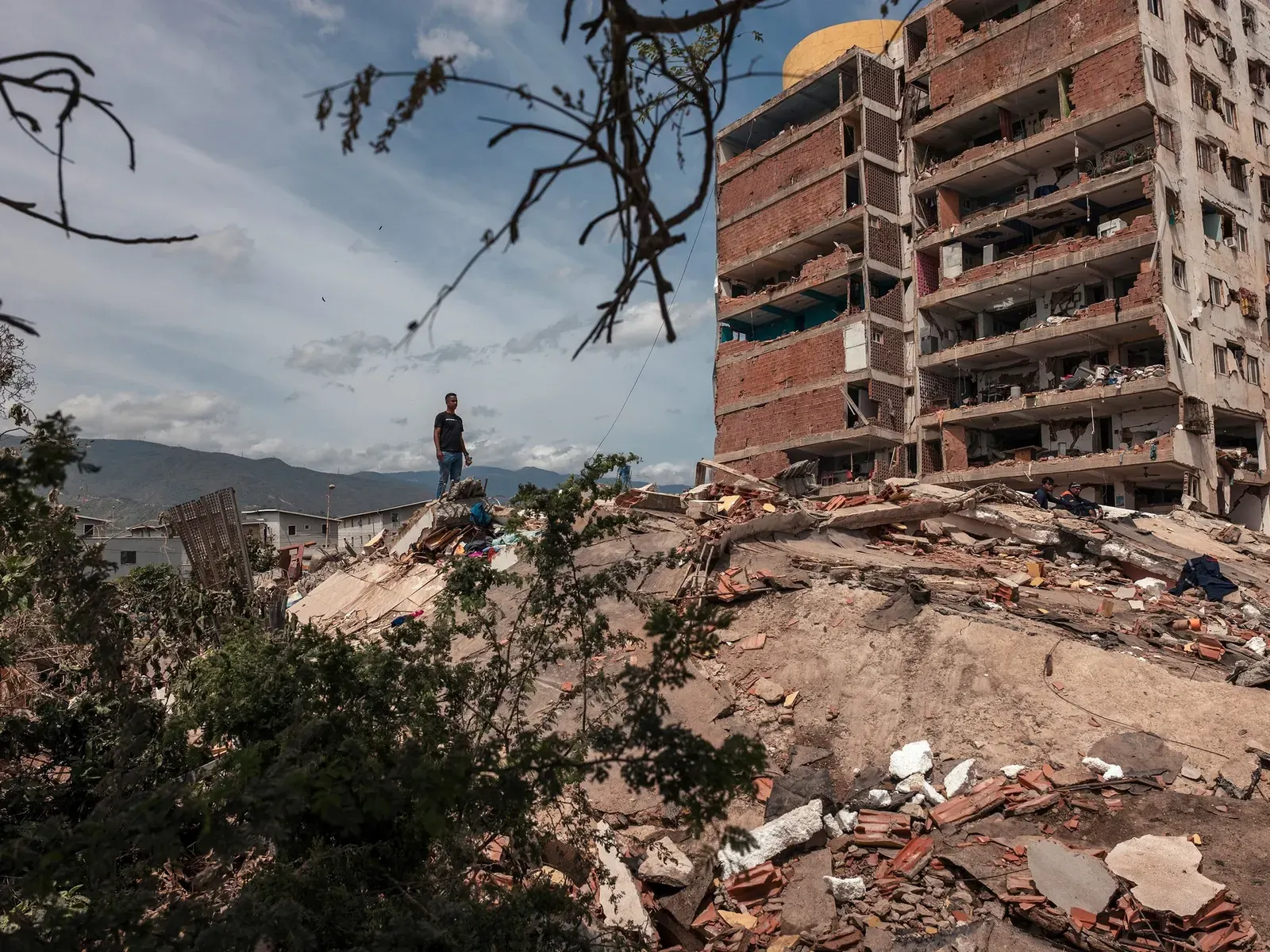 Edificios colapsados y personas entre los escombros tras los terremotos en La Guaira, Venezuela.