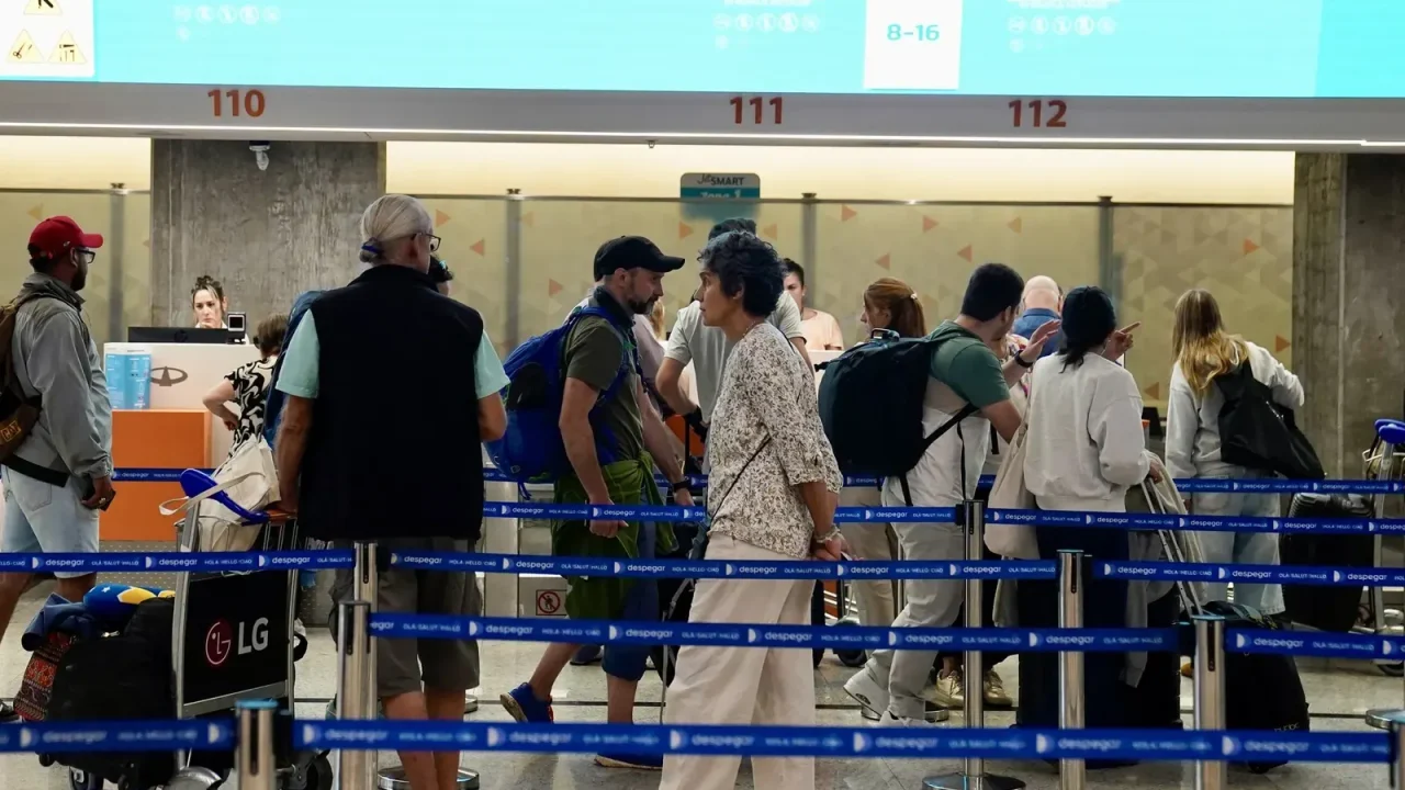 Turismo: Menos argentinos viajan al exterior, pero el déficit de divisas se mantiene