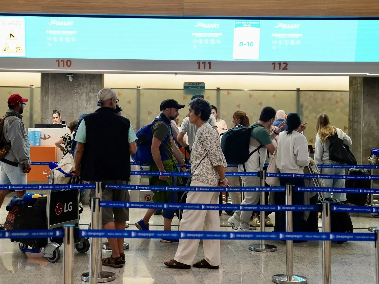 Vista de viajeros y personal en la terminal del Aeropuerto Internacional de Ezeiza.