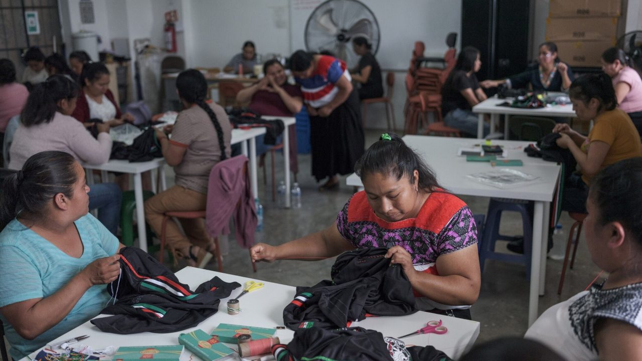 Polémica por camisetas del Mundial: artesanas mexicanas desmienten explotación y defienden su trabajo