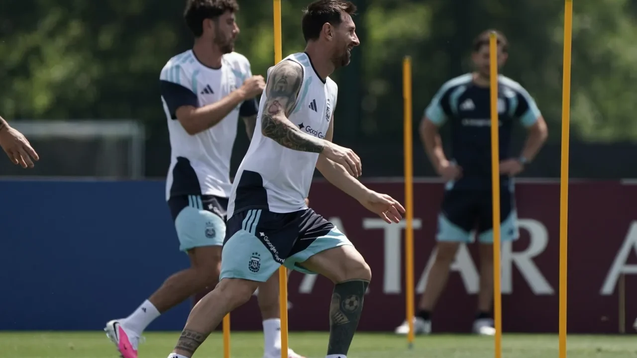 La Selección Argentina de fútbol se encuentra en plena preparación para su próximo compromiso en el Mundial 2026. Este lunes, el equipo diri