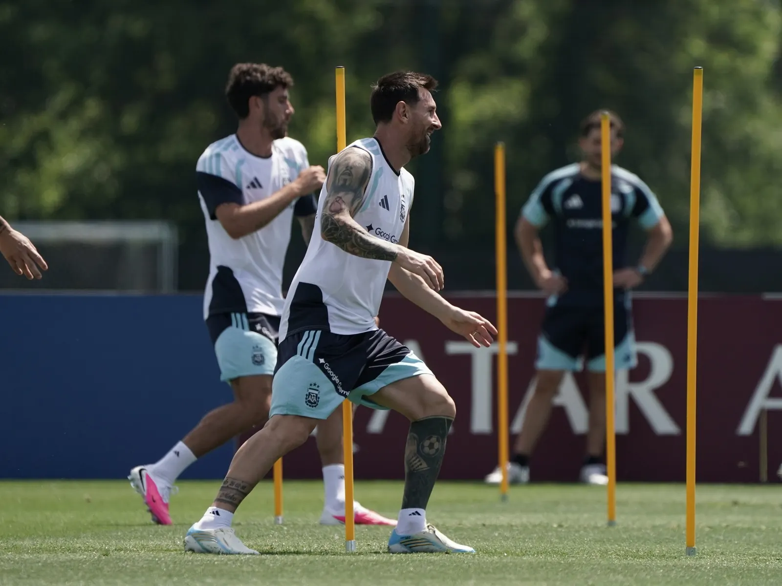 Jugadores de la Selección Argentina entrenando en una cancha durante el Mundial 2026.