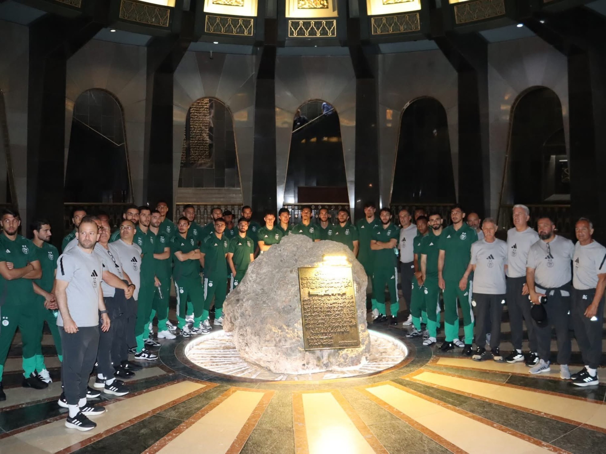 Jugadores de la selección de Argelia durante su visita al Museo Nacional del Moudjahid.